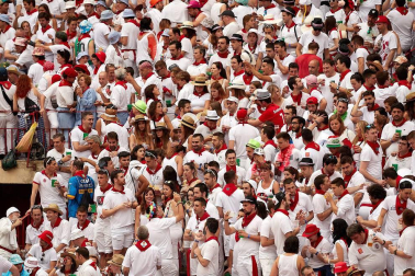 Público asistente a la Plaza de Toros de Pamplona durante la primera corrida de la Feria dle Toro 2018.