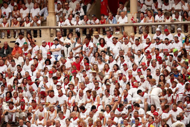 Público asistente a la Plaza de Toros de Pamplona durante la primera corrida de la Feria dle Toro 2018.