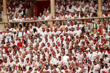 Público asistente a la Plaza de Toros de Pamplona durante la primera corrida de la Feria dle Toro 2018.