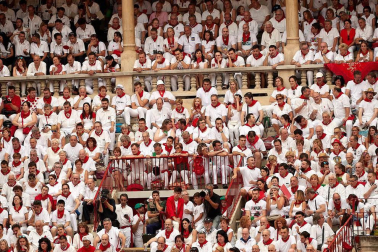Público asistente a la Plaza de Toros de Pamplona durante la primera corrida de la Feria dle Toro 2018.