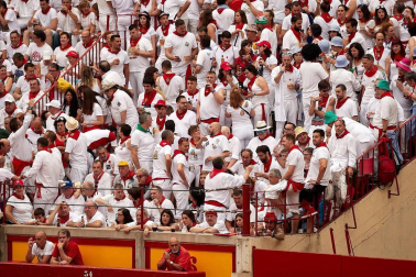 Público asistente a la Plaza de Toros de Pamplona durante la primera corrida de la Feria dle Toro 2018.