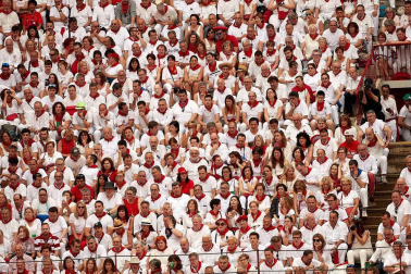 Público asistente a la Plaza de Toros de Pamplona durante la primera corrida de la Feria dle Toro 2018.