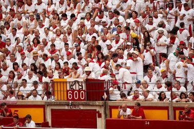 Público asistente a la Plaza de Toros de Pamplona durante la primera corrida de la Feria dle Toro 2018.