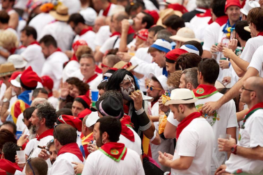 Público asistente a la Plaza de Toros de Pamplona durante la primera corrida de la Feria dle Toro 2018.