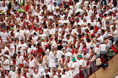 Público asistente a la Plaza de Toros de Pamplona durante la primera corrida de la Feria dle Toro 2018.