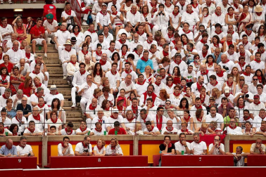 Público asistente a la Plaza de Toros de Pamplona durante la primera corrida de la Feria dle Toro 2018.
