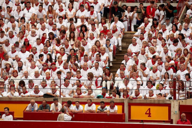 Público asistente a la Plaza de Toros de Pamplona durante la primera corrida de la Feria dle Toro 2018.