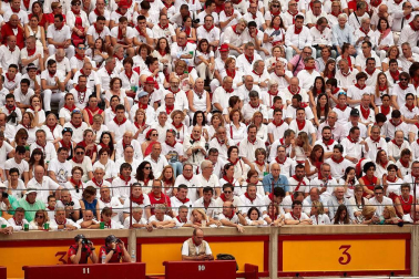Público asistente a la Plaza de Toros de Pamplona durante la primera corrida de la Feria dle Toro 2018.