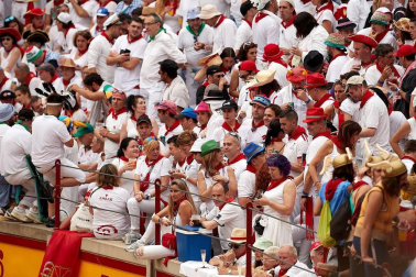 Público asistente a la Plaza de Toros de Pamplona durante la primera corrida de la Feria dle Toro 2018.