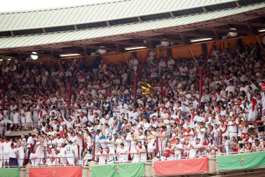 Público asistente a la Plaza de Toros de Pamplona durante la primera corrida de la Feria dle Toro 2018.
