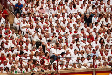 Público asistente a la Plaza de Toros de Pamplona durante la primera corrida de la Feria dle Toro 2018.