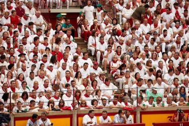 Público asistente a la Plaza de Toros de Pamplona durante la primera corrida de la Feria dle Toro 2018.