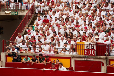 Público asistente a la Plaza de Toros de Pamplona durante la primera corrida de la Feria dle Toro 2018.
