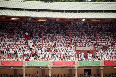 Público asistente a la Plaza de Toros de Pamplona durante la primera corrida de la Feria dle Toro 2018.