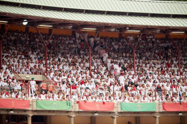 Público asistente a la Plaza de Toros de Pamplona durante la primera corrida de la Feria dle Toro 2018.