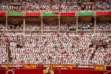 Público asistente a la Plaza de Toros de Pamplona durante la primera corrida de la Feria dle Toro 2018.