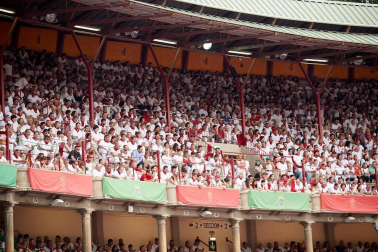 Público asistente a la Plaza de Toros de Pamplona durante la primera corrida de la Feria dle Toro 2018.