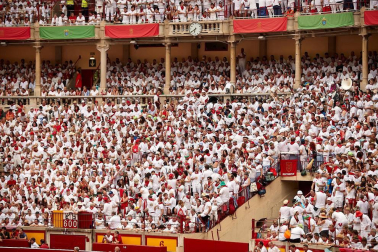 Público asistente a la Plaza de Toros de Pamplona durante la primera corrida de la Feria dle Toro 2018.