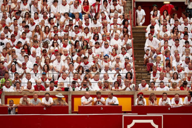 Público asistente a la Plaza de Toros de Pamplona durante la primera corrida de la Feria dle Toro 2018.