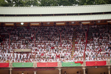 Público asistente a la Plaza de Toros de Pamplona durante la primera corrida de la Feria dle Toro 2018.