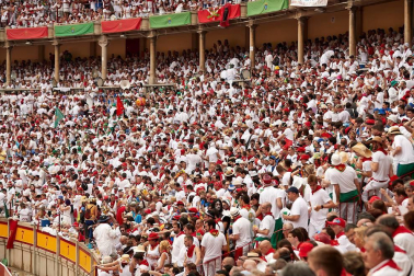 Público asistente a la Plaza de Toros de Pamplona durante la primera corrida de la Feria dle Toro 2018.