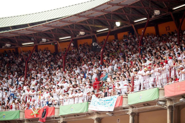Público asistente a la Plaza de Toros de Pamplona durante la primera corrida de la Feria dle Toro 2018.