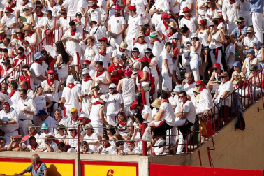 Público asistente a la Plaza de Toros de Pamplona durante la segunda corrida de la Feria del Toro 2018.