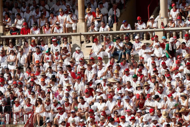 Público asistente a la Plaza de Toros de Pamplona durante la segunda corrida de la Feria del Toro 2018.