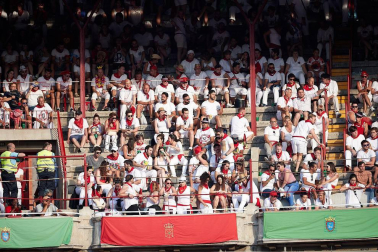 Público asistente a la Plaza de Toros de Pamplona durante la segunda corrida de la Feria del Toro 2018.