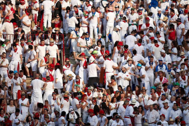 Público asistente a la Plaza de Toros de Pamplona durante la segunda corrida de la Feria del Toro 2018.