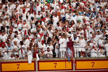 Público asistente a la Plaza de Toros de Pamplona durante la segunda corrida de la Feria del Toro 2018.