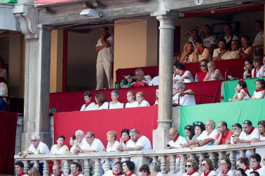 Público asistente a la Plaza de Toros de Pamplona durante la segunda corrida de la Feria del Toro 2018.