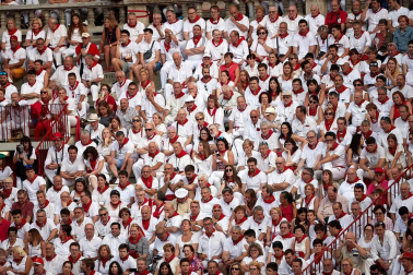 Público asistente a la Plaza de Toros de Pamplona durante la segunda corrida de la Feria del Toro 2018.