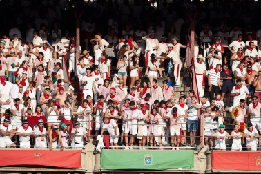 Público asistente a la Plaza de Toros de Pamplona durante la segunda corrida de la Feria del Toro 2018.