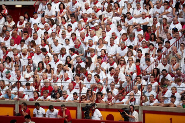 Público asistente a la Plaza de Toros de Pamplona durante la segunda corrida de la Feria del Toro 2018.