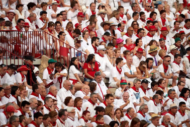 Público asistente a la Plaza de Toros de Pamplona durante la segunda corrida de la Feria del Toro 2018.