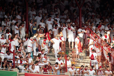 Público asistente a la Plaza de Toros de Pamplona durante la segunda corrida de la Feria del Toro 2018.