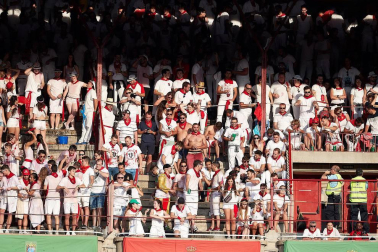 Público asistente a la Plaza de Toros de Pamplona durante la segunda corrida de la Feria del Toro 2018.