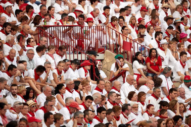 Público asistente a la Plaza de Toros de Pamplona durante la segunda corrida de la Feria del Toro 2018.