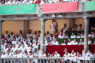 Público asistente a la Plaza de Toros de Pamplona durante la segunda corrida de la Feria del Toro 2018.
