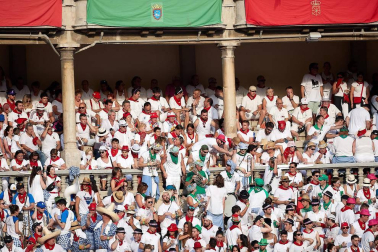 Público asistente a la Plaza de Toros de Pamplona durante la segunda corrida de la Feria del Toro 2018.