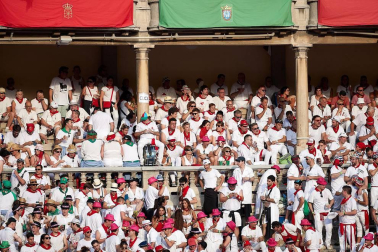 Público asistente a la Plaza de Toros de Pamplona durante la segunda corrida de la Feria del Toro 2018.
