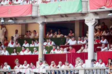 Público asistente a la Plaza de Toros de Pamplona durante la segunda corrida de la Feria del Toro 2018.