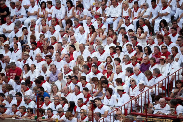 Público asistente a la Plaza de Toros de Pamplona durante la segunda corrida de la Feria del Toro 2018.