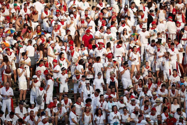 Público asistente a la Plaza de Toros de Pamplona durante la segunda corrida de la Feria del Toro 2018.