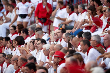 Público asistente a la Plaza de Toros de Pamplona durante la segunda corrida de la Feria del Toro 2018.