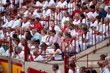 Público asistente a la Plaza de Toros de Pamplona durante la segunda corrida de la Feria del Toro 2018.