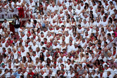 Público asistente a la Plaza de Toros de Pamplona durante la segunda corrida de la Feria del Toro 2018.