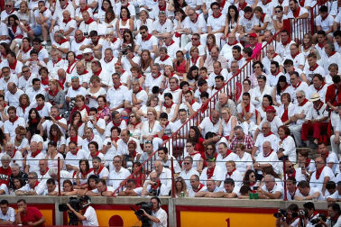 Público asistente a la Plaza de Toros de Pamplona durante la segunda corrida de la Feria del Toro 2018.
