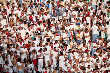 Público asistente a la Plaza de Toros de Pamplona durante la segunda corrida de la Feria del Toro 2018.